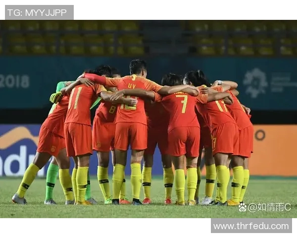 中国足球氛围积极球员展示团队精神与拼搏热情的精彩瞬间