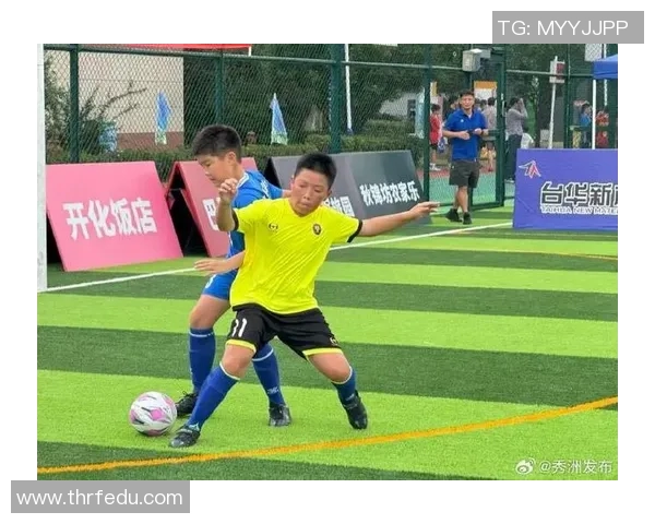 地板上足球球星跃动风采展示球场之外的别样魅力 地板上足球球星跃动风采展示球场之外的别样魅力